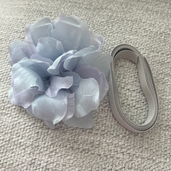 LELE SADOUGHI POWDER BLUE SILK MAGNOLIA FLOWER CHOKER/BROOCH - Picture 4 of 6